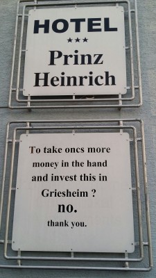 Ein Bild sagt oft mehr als tausend Worte. Der englische Text  lautet:"Noch einmal Geld in die Hand nehmen und in Griesheim  investieren? Nein, danke!" Das sagt alles über die Gewerbeförderung in  Griesheim!